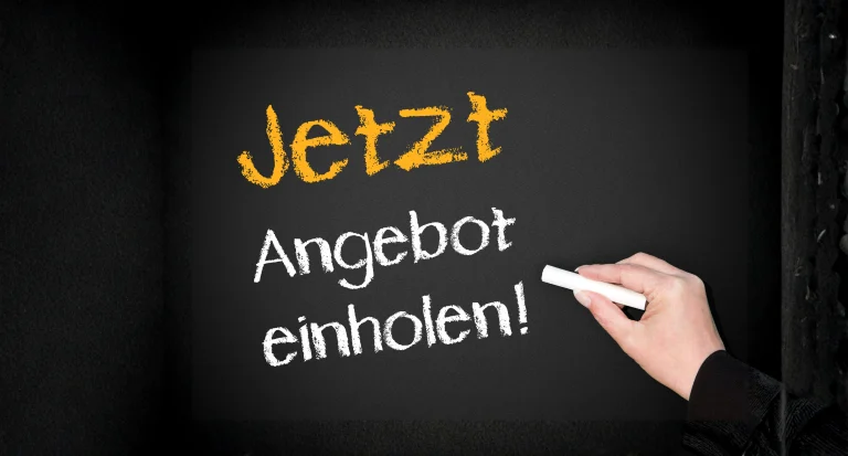 Hand schreibt „Jetzt Angebot einholen!“ auf eine Tafel