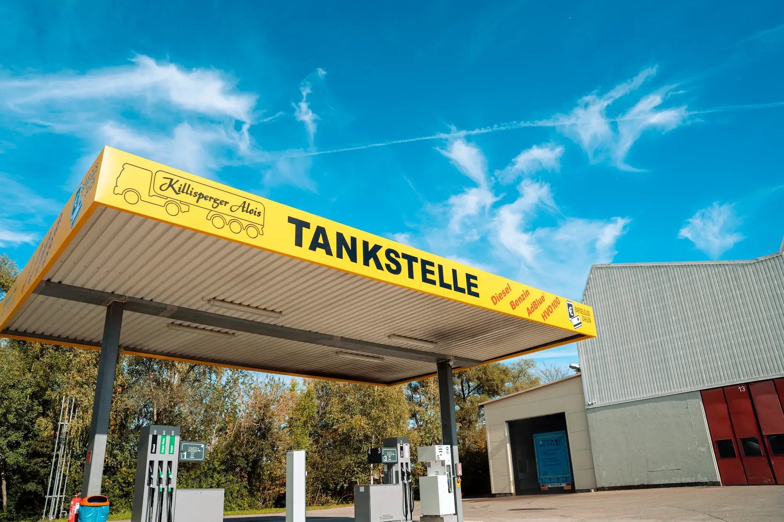 Gelbe Killisperger-Tankstelle in Wertingen vor blauem Himmel
